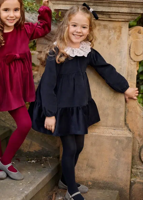 Juliana Vistiendo Bebes, Vestido de terciopelo azul marino para niña con cuello con volantes de encaje