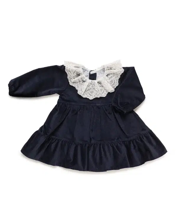 Juliana Vistiendo Bebes, Vestido de terciopelo azul marino para niña con cuello con volantes de encaje - Imagen 2